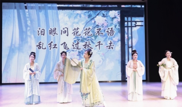 双盈策略 诗词声里跨山海！这场中华吟诵大会从上海火到长三角，更吸引海外学子